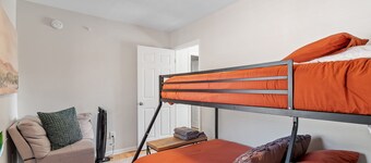 Group-Friendly Stay | Sleeps 17+ | Walk to City