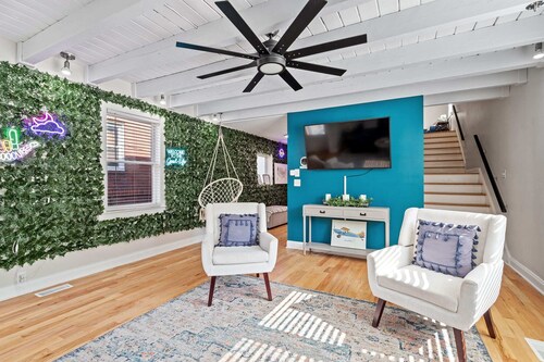 Group-Friendly Stay | Sleeps 17+ | Walk to City