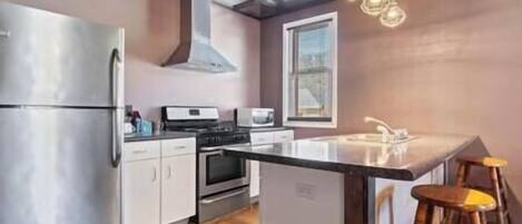 Réfrigérateur, four à micro-ondes, un four, surface de cuisson