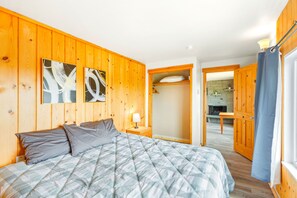 2 bedrooms, bed sheets - Your Face in the Sun & Toes in the Sand. Perfect. (Ocean Shores)