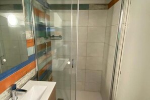 Douche, sèche-cheveux, bidet, serviettes fournies