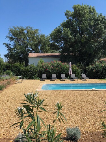 Maison en campagne Arlésienne avec piscine.