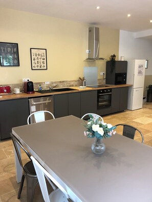 Geladeira, micro-ondas, fogão, cooktop