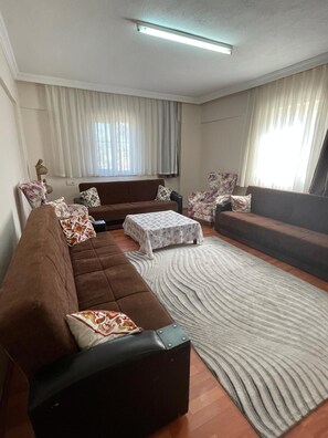 Leilighet – classic | Oppholdsområde | En 190-centimeters LED-TV med Parabol-TV