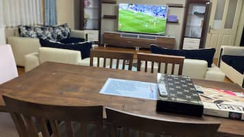 Televisión LED 190 cm con canales de televisión vía satélite