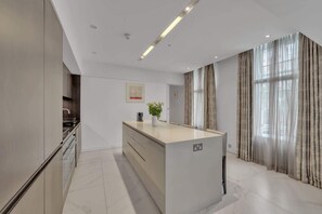 Fridge, microwave, oven, stovetop - Elegant Family Flat in Greater London (Greater London)