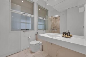 Shower, hair dryer, towels - Elegant Family Flat in Greater London (Greater London)