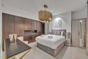 2 bedrooms, desk, iron/ironing board, travel cot - Elegant Family Flat in Greater London (Greater London)