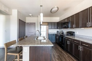 Frigorifero, tavolo da pranzo