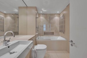 Suihku, hiustenkuivaaja, pyyhkeet