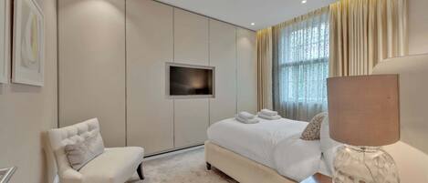 3 Schlafzimmer, Schreibtisch, Bügeleisen/Bügelbrett, Reisekinderbett