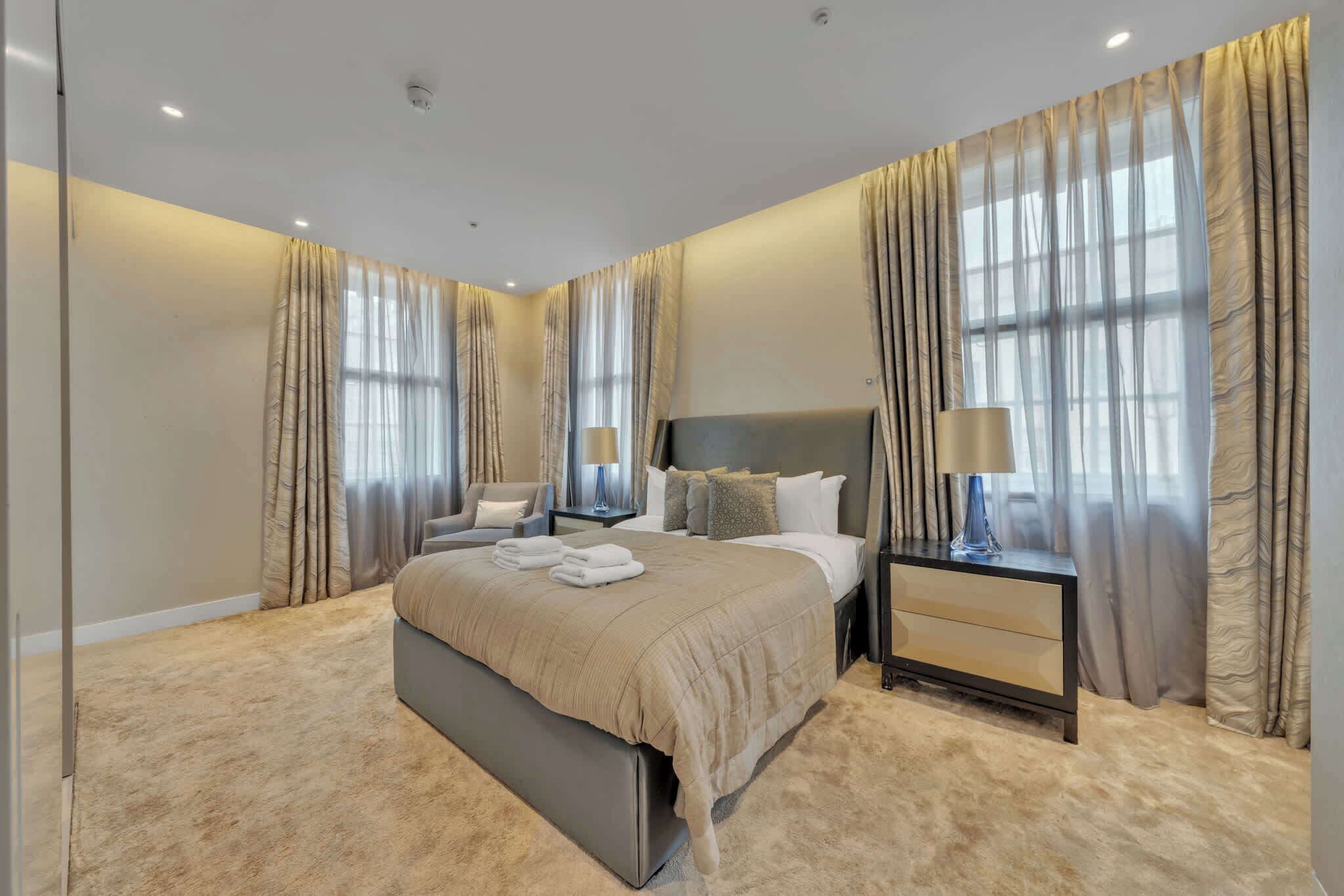 3 bedrooms, desk, iron/ironing board, travel crib