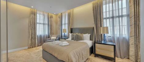 3 chambres, bureau, fer et planche à repasser, lit parapluie