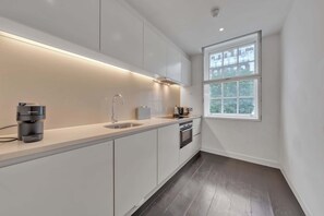 Jääkaappi, mikroaaltouuni, uuni, liesi