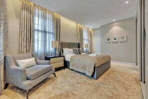 3 makuuhuonetta, työpöytä, silitysrauta/-lauta, vauvan matkasänky