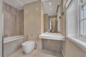 Douche, sèche-cheveux, serviettes fournies