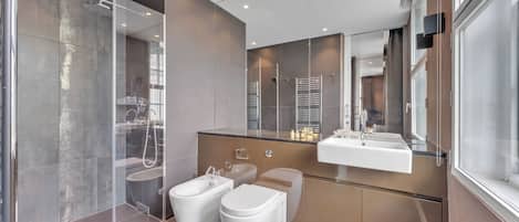 Dusche, Haartrockner, Handtücher, Seife