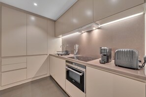 Fridge, microwave, oven, stovetop - 2B Flat with lift and AC in Baker St (Greater London)