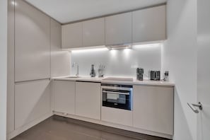 A modern kitchen with built-in appliances, a sink, and a countertop. - Beautiful apartment with lift in Baker St (Greater London)