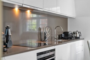 Jääkaappi, mikroaaltouuni, uuni, liesi