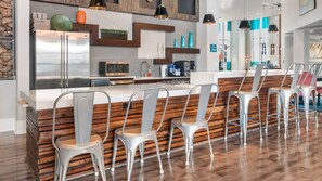 Fridge, dining tables - Landing at The Hyve - 1 Bedroom in North Tempe (Tempe)