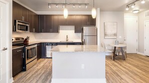 Kühlschrank, Esstisch