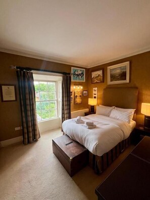 Habitación junior, 1 cama Queen size, vista al patio | 1 habitación, wifi gratis y ropa de cama 