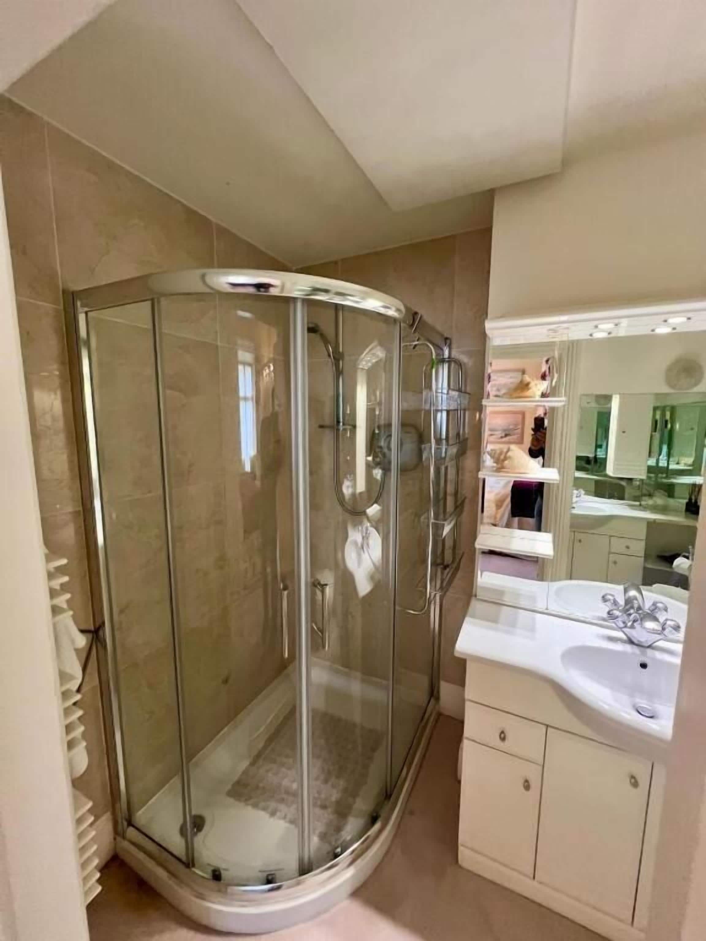 舒適客房, 1 張加大雙人床, 庭園景觀 | 浴室 | 淋浴設備、吹風機、毛巾、肥皂