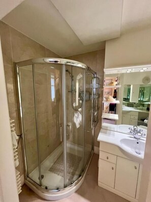 Habitación Confort, 1 cama Queen size, vista al patio | Baño | Regadera, secadora de cabello, toallas, jabón 