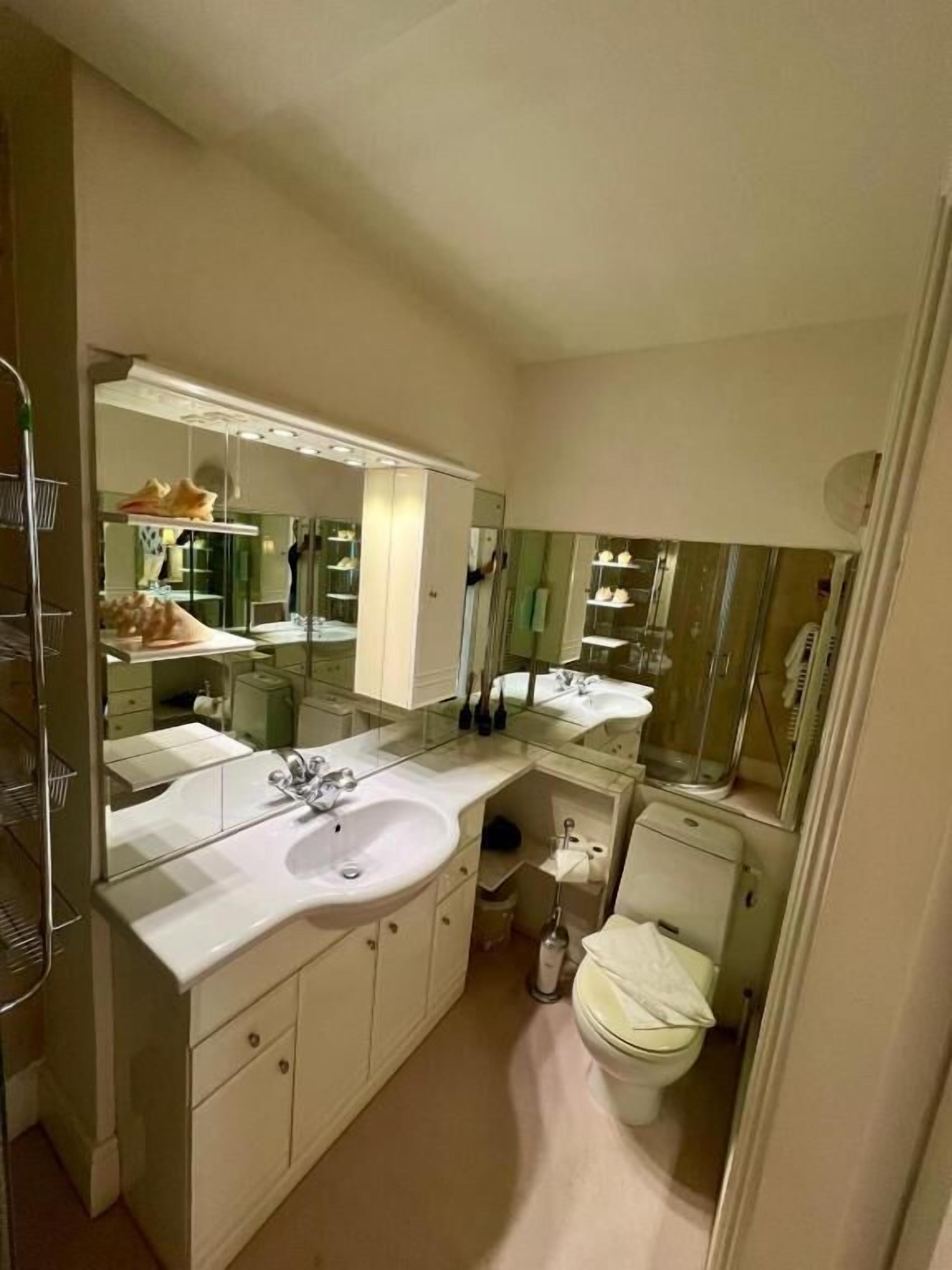Comfort Room, 1 Queen Bed, Courtyard View | Bathroom