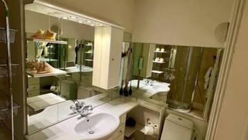 Comfort Room, 1 Queen Bed, Courtyard View | Bathroom