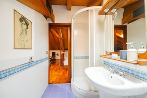 Douche, sèche-cheveux, bidet