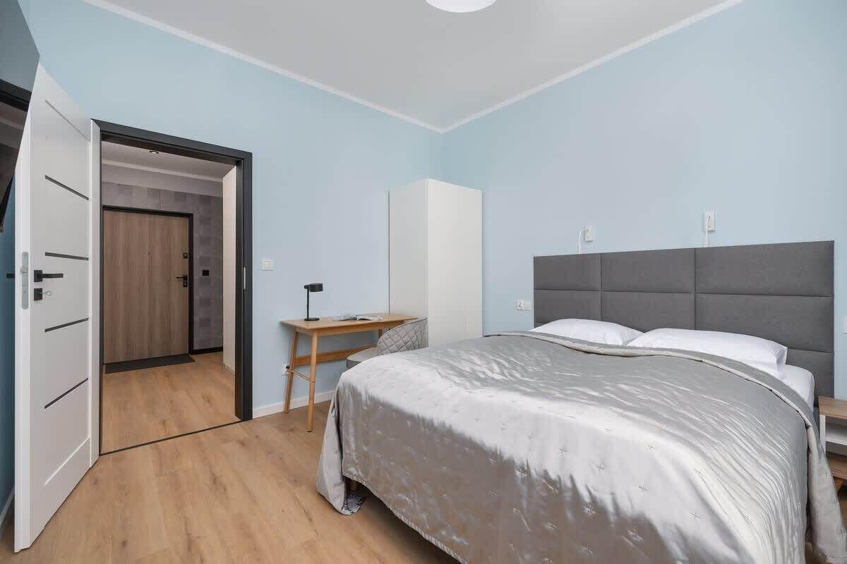 2 bedrooms, desk, iron/ironing board, WiFi