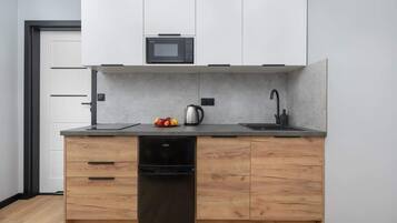 Kühlschrank, Mikrowelle, Herdplatte, Geschirrspüler