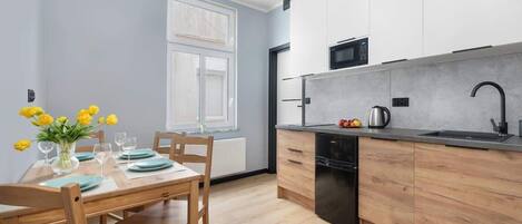 Frigorífic, microones, placa de cuina i rentaplats