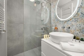 Dusche, Haartrockner, Shampoo