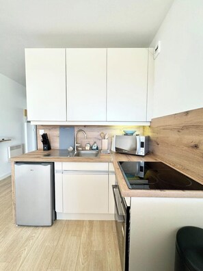 Kjøleskap, mikrobølgeovn, ovn og kokeplater