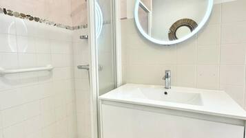 Douche, sèche-cheveux, papier toilette