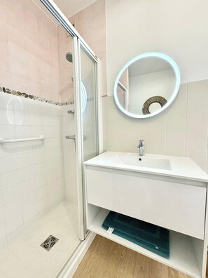 Dusj, hårføner og toalettpapir