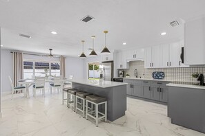 Fridge, microwave, oven, stovetop - Newly Updated Yacht Club Home, 3 Bedroom/3 Bath/Pool/Close to Beach (Cape Coral)