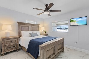 3 bedrooms, iron/ironing board, free WiFi, bed sheets - Newly Updated Yacht Club Home, 3 Bedroom/3 Bath/Pool/Close to Beach (Cape Coral)