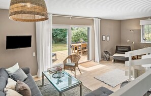 Smart TV, fireplace - 5 bedroom nice home in Væggerløse (Væggerløse)