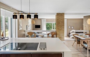 Frigorífico, horno, placa de cocina y lavavajillas