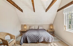 5 bedrooms, travel crib, free WiFi