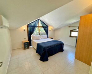 4 slaapkamers, een strijkplank/strijkijzer, reisbedje, wifi