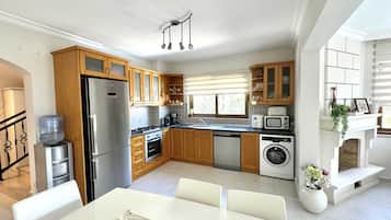 Een koelkast, een magnetron, een oven, een vaatwasser