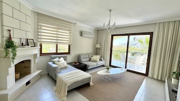 Een smart-tv en een open haard