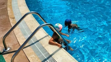 Innenpool, Außenpool, geöffnet von 10:00 Uhr bis 18:00 Uhr, Liegestühle