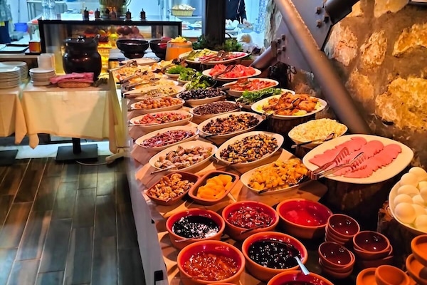 Frokost med lokale retter er inkludert hver dag