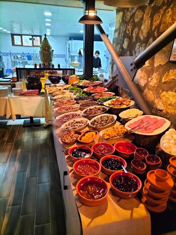 Desayuno con opciones de la cocina local incluido todos los días